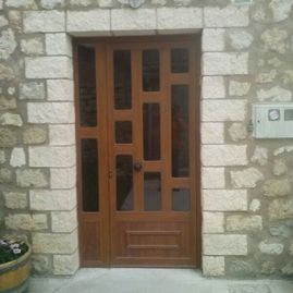 Carpintería de Aluminio Jopem puerta de exterior en madera