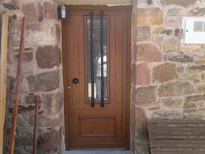 Carpintería de Aluminio Jopem fachada con puerta en madera