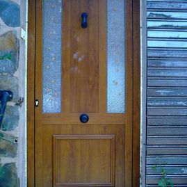 Carpintería de Aluminio Jopem fachada de casa con puerta en madera