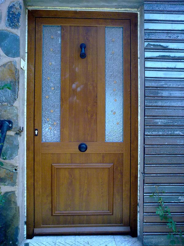 Carpintería de Aluminio Jopem fachada de casa con puerta en madera
